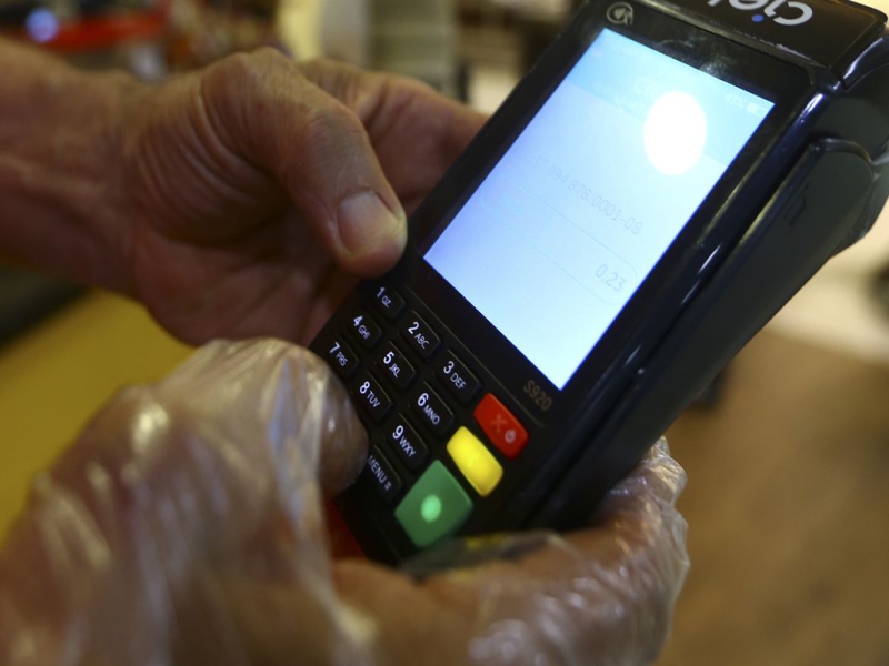 Notícia: BC estabelece limite de cobrança de taxas nas máquinas de cartão