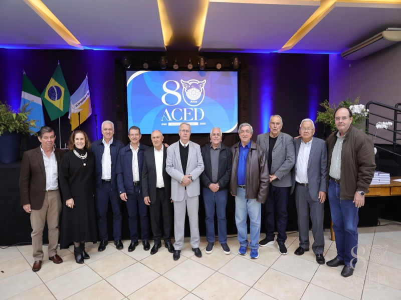 Notícia: Ex-presidentes e parceiros são homenageados em café de 80 anos da ACED