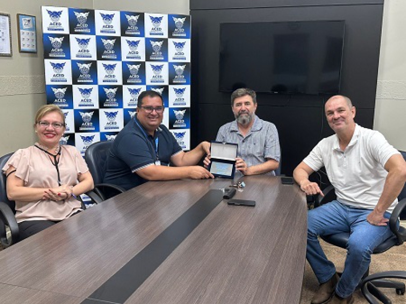 Notícia: Sanesul entrega placa comemorativa à ACED e destaca marca de 90% de cobertura de esgoto